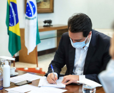 O governador Carlos Massa Ratinho Junior se reuniu nesta sexta-feira (18), no Palácio Iguaçu, com representantes do Instituto de Tecnologia do Paraná (Tecpar) e das empresas Pfizer e Orygen a fim de avaliar a parceria para futura produção conjunta de três medicamentos.Foto: José Fernando Ogura/AEN