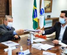 O governador Carlos Massa Ratinho Junior se reuniu nesta sexta-feira (18), no Palácio Iguaçu, com representantes do Instituto de Tecnologia do Paraná (Tecpar) e das empresas Pfizer e Orygen a fim de avaliar a parceria para futura produção conjunta de três medicamentos.Foto: José Fernando Ogura/AEN