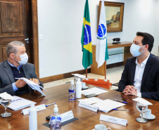 O governador Carlos Massa Ratinho Junior se reuniu nesta sexta-feira (18), no Palácio Iguaçu, com representantes do Instituto de Tecnologia do Paraná (Tecpar) e das empresas Pfizer e Orygen a fim de avaliar a parceria para futura produção conjunta de três medicamentos.Foto: José Fernando Ogura/AEN