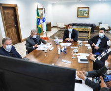 O governador Carlos Massa Ratinho Junior se reuniu nesta sexta-feira (18), no Palácio Iguaçu, com representantes do Instituto de Tecnologia do Paraná (Tecpar) e das empresas Pfizer e Orygen a fim de avaliar a parceria para futura produção conjunta de três medicamentos.Foto: José Fernando Ogura/AEN