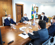 O governador Carlos Massa Ratinho Junior se reuniu nesta sexta-feira (18), no Palácio Iguaçu, com representantes do Instituto de Tecnologia do Paraná (Tecpar) e das empresas Pfizer e Orygen a fim de avaliar a parceria para futura produção conjunta de três medicamentos.Foto: José Fernando Ogura/AEN