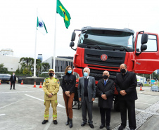 O governador Carlos Massa Ratinho Junior conheceu nesta sexta-feira (18) os caminhões Euro 5 e Euro 6, modelos escolhidos para abrir a linha de montagem da TatraBras no Paraná, que prevê iniciar a produção a partir de setembro. Foto: José Fernando Ogura/AEN