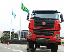 O governador Carlos Massa Ratinho Junior conheceu nesta sexta-feira (18) os caminhões Euro 5 e Euro 6, modelos escolhidos para abrir a linha de montagem da TatraBras no Paraná, que prevê iniciar a produção a partir de setembro. Foto: José Fernando Ogura/AEN
