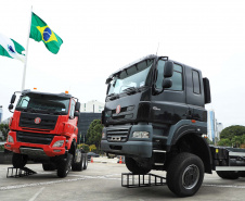 O governador Carlos Massa Ratinho Junior conheceu nesta sexta-feira (18) os caminhões Euro 5 e Euro 6, modelos escolhidos para abrir a linha de montagem da TatraBras no Paraná, que prevê iniciar a produção a partir de setembro. Foto: José Fernando Ogura/AEN