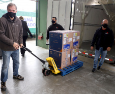 Chegou no Paraná na manhã desta sexta-feira (18) um novo lote com 234.510 vacinas contra a Covid-19. São 143.910 doses do imunizante Comirnaty, produzido pela Pfizer/BioNtech, e 90.600 doses da Coronavac/Butantan. De acordo com a Secretaria de Estado da Saúde (Sesa), as vacinas serão destinadas aos grupos prioritários e população em geral acima de 40 anos. A remessa faz parte da 25ª pauta de distribuição do governo federal. Foto: Ari Dais/AEN