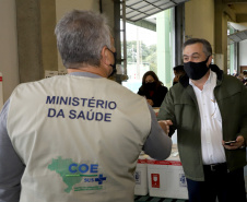 Chegou no Paraná na manhã desta sexta-feira (18) um novo lote com 234.510 vacinas contra a Covid-19. São 143.910 doses do imunizante Comirnaty, produzido pela Pfizer/BioNtech, e 90.600 doses da Coronavac/Butantan. De acordo com a Secretaria de Estado da Saúde (Sesa), as vacinas serão destinadas aos grupos prioritários e população em geral acima de 40 anos. A remessa faz parte da 25ª pauta de distribuição do governo federal. Foto: Ari Dais/AEN