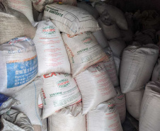 Forças de Segurança retomam ações conjuntas nos portos do Paraná - APREENSÕES - Foram fiscalizados cinco endereços no Bairro Guadalupe e, em um só local, encontradas cerca de 15 toneladas de produtos oriundos da vazada, acondicionados em um galpão. Os envolvidos foram encaminhados para a Delegacia.  -  Foto: Divulgação Portos do Paraná