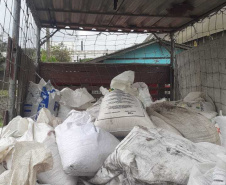 Forças de Segurança retomam ações conjuntas nos portos do Paraná - APREENSÕES - Foram fiscalizados cinco endereços no Bairro Guadalupe e, em um só local, encontradas cerca de 15 toneladas de produtos oriundos da vazada, acondicionados em um galpão. Os envolvidos foram encaminhados para a Delegacia.  -  Foto: Divulgação Portos do Paraná
