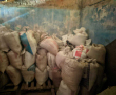 Forças de Segurança retomam ações conjuntas nos portos do Paraná - APREENSÕES - Foram fiscalizados cinco endereços no Bairro Guadalupe e, em um só local, encontradas cerca de 15 toneladas de produtos oriundos da vazada, acondicionados em um galpão. Os envolvidos foram encaminhados para a Delegacia.  -  Foto: Divulgação Portos do Paraná