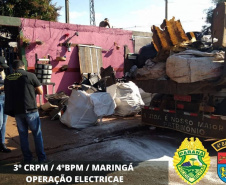 Policiais militares do 4º Batalhão de Polícia Militar (4º BPM), pertencente ao 3º Comando Regional da PM (3º CRPM), em conjunto com a Polícia Civil, a Guarda Municipal e a Prefeitura de Maringá desencadearam a Operação Electricae e apreenderam mais de meia tonelada de cobre derretido e aço inox. A ação policial aconteceu na quinta-feira (17/06) no Noroeste do estado e duas pessoas acabaram encaminhadas.  -  Maringá, 17/06/2021  -  Foto: SESP-PR