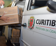 A Secretaria de Estado da Saúde enviou mais 34.710 vacinas contra a Covid-19 para o município de Curitiba nesta sexta-feira (18). Os imunizantes fazem parte da 25ª pauta de distribuição do Ministério da Saúde, recebida ainda nesta manhã. Ao todo são 28.380 doses da vacina Pfizer/BioNTech e 6.330 da CoronaVac/Butantan.  -  Curitiba, 18/06/2021  -  Foto: Américo Antonio/SESA