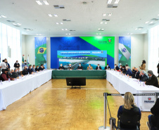 O governador Carlos Massa Ratinho Junior lançou nesta segunda-feira (21), no Palácio Iguaçu, o edital de licitação da primeira fase das obras de recuperação da orla de Matinhos, no Litoral do Paraná.  -  Curitiba, 21/06/2021  -  Foto: José Fernando Ogura/AEN