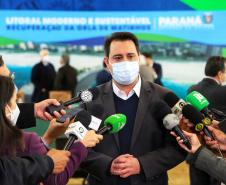 O governador Carlos Massa Ratinho Junior lançou nesta segunda-feira (21), no Palácio Iguaçu, o edital de licitação da primeira fase das obras de recuperação da orla de Matinhos, no Litoral do Paraná.  -  Curitiba, 21/06/2021  -  Foto: José Fernando Ogura/AEN