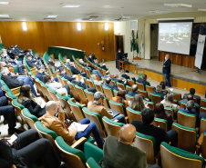 Nesta terça-feira (21), dezenas de prefeitos, assessores e secretários de municípios dos Campos Gerais e da região Oeste participaram de um encontro para conhecer detalhes do projeto da Nova Ferroeste