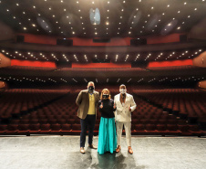 O governador Carlos Massa Ratinho Junior apresentou nesta terça-feira (22) duas grandes ações culturais. A primeira é o Paraná Cultura, uma plataforma multimídia criada pela Secretaria de Estado da Comunicação Social e da Cultura para dar vez e voz à produção cultural paranaense. A segunda é a Bolsa Qualificação ? Lei Aldir Blanc 2021, programa que vai contemplar 12 mil trabalhadoras e trabalhadores da Cultura no Estado em 2021.  -  Curitiba, 22/06/2021  -  Foto: José Fernando Ogura/AEN