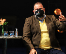 O governador Carlos Massa Ratinho Junior apresentou nesta terça-feira (22) duas grandes ações culturais. A primeira é o Paraná Cultura, uma plataforma multimídia criada pela Secretaria de Estado da Comunicação Social e da Cultura para dar vez e voz à produção cultural paranaense. A segunda é a Bolsa Qualificação ? Lei Aldir Blanc 2021, programa que vai contemplar 12 mil trabalhadoras e trabalhadores da Cultura no Estado em 2021.  -  Curitiba, 22/06/2021  -  Foto: José Fernando Ogura/AEN