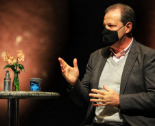 O governador Carlos Massa Ratinho Junior apresentou nesta terça-feira (22) duas grandes ações culturais. A primeira é o Paraná Cultura, uma plataforma multimídia criada pela Secretaria de Estado da Comunicação Social e da Cultura para dar vez e voz à produção cultural paranaense. A segunda é a Bolsa Qualificação ? Lei Aldir Blanc 2021, programa que vai contemplar 12 mil trabalhadoras e trabalhadores da Cultura no Estado em 2021.  -  Curitiba, 22/06/2021  -  Foto: José Fernando Ogura/AEN