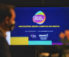 O governador Carlos Massa Ratinho Junior apresentou nesta terça-feira (22) duas grandes ações culturais. A primeira é o Paraná Cultura, uma plataforma multimídia criada pela Secretaria de Estado da Comunicação Social e da Cultura para dar vez e voz à produção cultural paranaense. A segunda é a Bolsa Qualificação ? Lei Aldir Blanc 2021, programa que vai contemplar 12 mil trabalhadoras e trabalhadores da Cultura no Estado em 2021.  -  Curitiba, 22/06/2021  -  Foto: José Fernando Ogura/AEN
