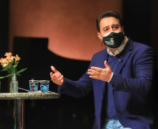 O governador Carlos Massa Ratinho Junior apresentou nesta terça-feira (22) duas grandes ações culturais. A primeira é o Paraná Cultura, uma plataforma multimídia criada pela Secretaria de Estado da Comunicação Social e da Cultura para dar vez e voz à produção cultural paranaense. A segunda é a Bolsa Qualificação ? Lei Aldir Blanc 2021, programa que vai contemplar 12 mil trabalhadoras e trabalhadores da Cultura no Estado em 2021.  -  Curitiba, 22/06/2021  -  Foto: José Fernando Ogura/AEN