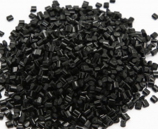 Pequenos cilindros, os chamados ?pellets?, que serão comercializados junto às empresas do setor automotivo, de engrenagens, braçadeiras ou fios de nylon (Divulgação: Poliverde).