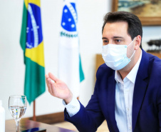 O governador Carlos Massa Ratinho Junior recebeu, nesta quarta-feira (23), uma comitiva formada por membros do Ministério da Infraestrutura, do Ministério da Economia e da Secretaria de Infraestrutura e Logística para discutir o projeto da Nova Ferroeste.  Foto: José Fernando Oura/AEN