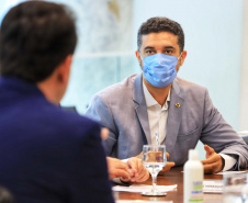 O governador Carlos Massa Ratinho Junior recebeu, nesta quarta-feira (23), uma comitiva formada por membros do Ministério da Infraestrutura, do Ministério da Economia e da Secretaria de Infraestrutura e Logística para discutir o projeto da Nova Ferroeste.  Foto: José Fernando Oura/AEN