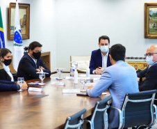 O governador Carlos Massa Ratinho Junior recebeu, nesta quarta-feira (23), uma comitiva formada por membros do Ministério da Infraestrutura, do Ministério da Economia e da Secretaria de Infraestrutura e Logística para discutir o projeto da Nova Ferroeste.  Foto: José Fernando Oura/AEN