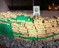 Na Semana Nacional Antidrogas, PM apreende mais de 2 toneladas de maconha no oeste do estado em apenas dois dias. Na fronteira com Paraguai, o 14º Batalhão da PM reforçou as operações e, em apenas dois dias, apreendeu mais de 2 toneladas de maconha. A mais recente apreensão aconteceu nesta madrugada (23/06). -  Curitiba, 23/06/2021  -  Foto: PMPR