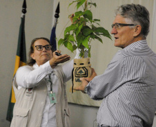 A pesquisadora Vania Moda Cirino, diretora de pesquisa do IDR-Paraná (Instituto de Desenvolvimento Rural do Paraná – Iapar-Emater), foi empossada na Academia Brasileira de Ciência Agronômica (ABCA) em solenidade virtual realizada nesta terça-feira (22). Ela passa a ocupar a cadeira de número 68, que tem Geraldo Martins Chaves como patrono. 
 Foto:IDR