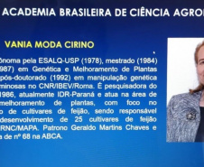 A pesquisadora Vania Moda Cirino, diretora de pesquisa do IDR-Paraná (Instituto de Desenvolvimento Rural do Paraná – Iapar-Emater), foi empossada na Academia Brasileira de Ciência Agronômica (ABCA) em solenidade virtual realizada nesta terça-feira (22). Ela passa a ocupar a cadeira de número 68, que tem Geraldo Martins Chaves como patrono. 
 Foto:IDR