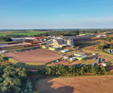 Cascavel, no Oeste do Paraná, recebeu nesta quarta-feira (23) a comitiva do governo federal que está no Estado para uma série de visitas técnicas a fim de avaliar o projeto da Nova Ferroeste. Em encontro com cooperativistas, foi abordado o desempenho da linha férrea já existente (a Ferroeste) e o impacto que a nova ferrovia terá sobre a competitividade do setor produtivo da região. Foto: Alessandro Vieira/AEN