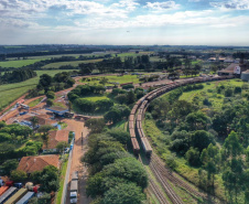 Cascavel, no Oeste do Paraná, recebeu nesta quarta-feira (23) a comitiva do governo federal que está no Estado para uma série de visitas técnicas a fim de avaliar o projeto da Nova Ferroeste. Em encontro com cooperativistas, foi abordado o desempenho da linha férrea já existente (a Ferroeste) e o impacto que a nova ferrovia terá sobre a competitividade do setor produtivo da região. Foto: Alessandro Vieira/AEN