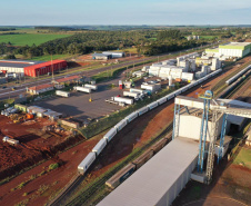 Cascavel, no Oeste do Paraná, recebeu nesta quarta-feira (23) a comitiva do governo federal que está no Estado para uma série de visitas técnicas a fim de avaliar o projeto da Nova Ferroeste. Em encontro com cooperativistas, foi abordado o desempenho da linha férrea já existente (a Ferroeste) e o impacto que a nova ferrovia terá sobre a competitividade do setor produtivo da região. Foto: Alessandro Vieira/AEN