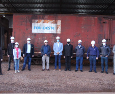 Cascavel, no Oeste do Paraná, recebeu nesta quarta-feira (23) a comitiva do governo federal que está no Estado para uma série de visitas técnicas a fim de avaliar o projeto da Nova Ferroeste. Em encontro com cooperativistas, foi abordado o desempenho da linha férrea já existente (a Ferroeste) e o impacto que a nova ferrovia terá sobre a competitividade do setor produtivo da região. Foto: Alessandro Vieira/AEN