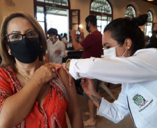 Mais de 4 milhões de paranaenses já receberam a primeira dose da vacina contra a Covid-19. Foram 4.007.506 aplicadas até esta quinta-feira (24), o que significa que 38,36% da população do Estado já iniciou sua imunização.  -  Curitiba, 24/06/2021 -  Foto: SEED