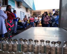 Mais de 4 milhões de paranaenses já receberam a primeira dose da vacina contra a Covid-19. Foram 4.007.506 aplicadas até esta quinta-feira (24), o que significa que 38,36% da população do Estado já iniciou sua imunização.  -  Curitiba, 24/06/2021 -  Foto: Regional Cascavel/SESA