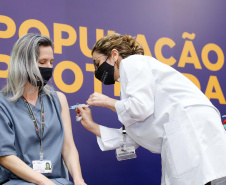 Mais de 4 milhões de paranaenses já receberam a primeira dose da vacina contra a Covid-19. Foram 4.007.506 aplicadas até esta quinta-feira (24), o que significa que 38,36% da população do Estado já iniciou sua imunização.  -  Curitiba, 24/06/2021  -  Foto: Rodrigo Félix Leal/Arquivo AEN