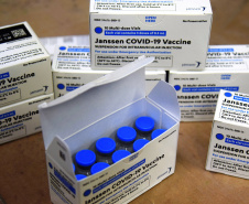 O Governo do Estado recebeu 439.340 vacinas contra a Covid-19 na tarde desta quinta-feira. Este é o primeiro lote com vacinas do braço farmacêutico da Johnson & Johnson. Foto: Américo Antonio/Sesa