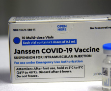 O Governo do Estado recebeu 439.340 vacinas contra a Covid-19 na tarde desta quinta-feira. Este é o primeiro lote com vacinas do braço farmacêutico da Johnson & Johnson. Foto: Américo Antonio/Sesa