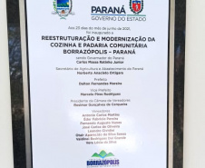 O Governo do Estado e a Prefeitura de Borrazópolis, na região do Vale do Ivaí, entregaram à população nesta semana as instalações reformadas da cozinha e da padaria comunitárias. Ambas tiveram os equipamentos renovados, acrescidos de outros itens que possibilitarão maior diversidade de alimentos e ampliação da listagem de cursos oferecidos no local.  -  Foto:  Divulgação SEAB