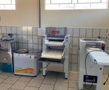 O Governo do Estado e a Prefeitura de Borrazópolis, na região do Vale do Ivaí, entregaram à população nesta semana as instalações reformadas da cozinha e da padaria comunitárias. Ambas tiveram os equipamentos renovados, acrescidos de outros itens que possibilitarão maior diversidade de alimentos e ampliação da listagem de cursos oferecidos no local.  -  Foto:  Divulgação SEAB