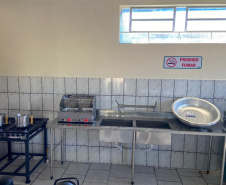 O Governo do Estado e a Prefeitura de Borrazópolis, na região do Vale do Ivaí, entregaram à população nesta semana as instalações reformadas da cozinha e da padaria comunitárias. Ambas tiveram os equipamentos renovados, acrescidos de outros itens que possibilitarão maior diversidade de alimentos e ampliação da listagem de cursos oferecidos no local.  -  Foto:  Divulgação SEAB