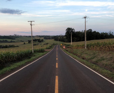 O Departamento de Estradas de Rodagem do Paraná (DER/PR) investiu R$ 970.063,27 na execução de melhorias na PR-474, entre Anahy e a BR-369, na região Oeste do Estado. O trecho de 8,39 quilômetros recebeu serviços de remendos, reperfilagem, microrrevestimento, desconfinamento lateral de bordo e sinalização horizontal.  -  Foto: DER