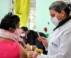 5,5 milhões de vacinas contra a Covid-19 já foram aplicadas em paranaenses  -  Foto: SESA