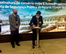 O secretário da Segurança Pública do Paraná, Romulo Marinho Soares, assinou nesta segunda-feira (28/06), em Foz do Iguaçu, convênio com a Itaipu Binacional no valor de R$ 5 milhões.
Foto: SESP