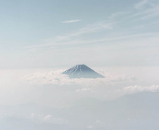 A mostra de Naoki Ishikawa, considerado um dos fotógrafos mais relevantes no cenário atual da fotografia no Japão, traz as 74 fotografias que fazem parte de distintas séries realizadas pelo artista ao longo de 2008 a 2020, compondo um conjunto que reúne imagens de mais de 20 ilhas do arquipélago japonês.  -  Curitiba, 29/06/2021  -  Foto: Naoki Ishikawa/Divulgação MON
