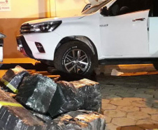 Dois homens, de 27 e 31 anos, foram presos e 2,4 toneladas de maconha apreendidos na madrugada desta quarta-feira (30/06) em Foz do Iguaçu, no Oeste do estado. A ação foi desencadeada por um policial militar do 14° Batalhão (14° BPM), que suspeitou de um carro em frente a casa onde estava a droga. Houve confronto, mas ninguém ficou ferido. -  Curitiba, 30/06/2021  -  Foto: PMPR