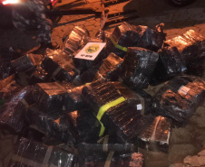 Dois homens, de 27 e 31 anos, foram presos e 2,4 toneladas de maconha apreendidos na madrugada desta quarta-feira (30/06) em Foz do Iguaçu, no Oeste do estado. A ação foi desencadeada por um policial militar do 14° Batalhão (14° BPM), que suspeitou de um carro em frente a casa onde estava a droga. Houve confronto, mas ninguém ficou ferido. -  Curitiba, 30/06/2021  -  Foto: PMPR