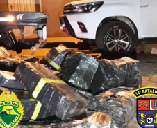 Dois homens, de 27 e 31 anos, foram presos e 2,4 toneladas de maconha apreendidos na madrugada desta quarta-feira (30/06) em Foz do Iguaçu, no Oeste do estado. A ação foi desencadeada por um policial militar do 14° Batalhão (14° BPM), que suspeitou de um carro em frente a casa onde estava a droga. Houve confronto, mas ninguém ficou ferido. -  Curitiba, 30/06/2021  -  Foto: PMPR