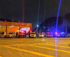 As equipes da Ação Integrada de Fiscalização Urbana (AIFU) flagraram aglomerações de pessoas durante a operação deste sábado (03/07) em Curitiba. Somente em uma festa junina no bairro Lamenha Pequena, cerca de 200 pessoas foram orientadas e dispersadas. O promotor do evento foi autuado em R$50 mil. -  Curitiba, -4/07/2021  -  Foto: PMPR